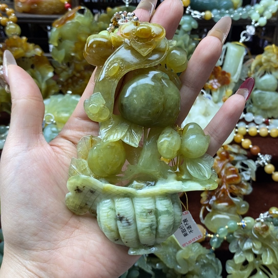 蛇纹石玉挂件未镶嵌异*