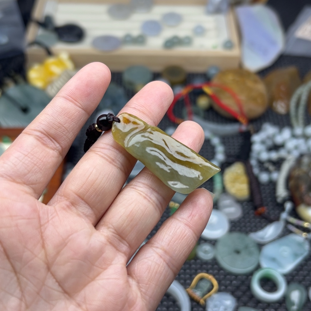 颈饰未镶嵌翡翠黄翡无事牌