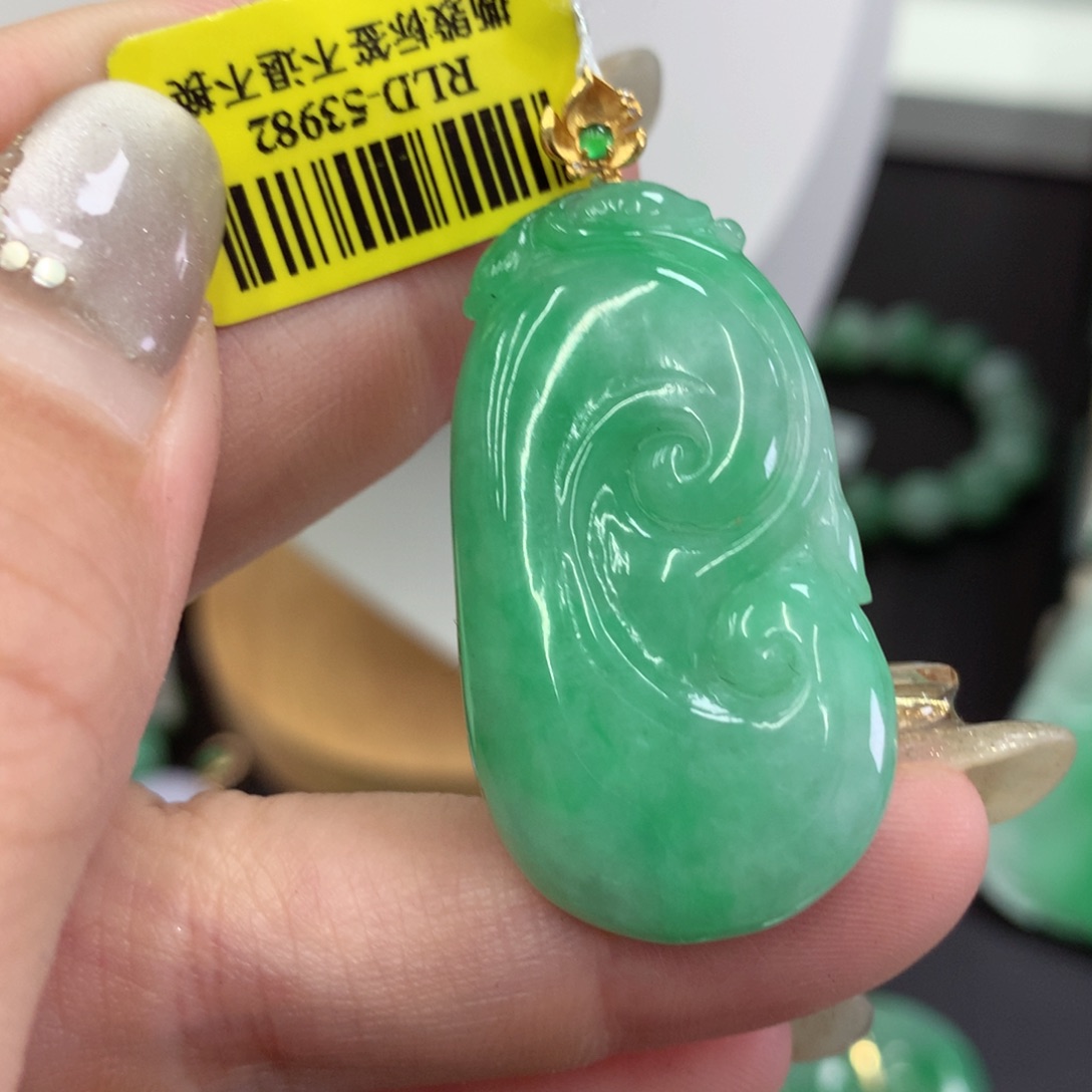 翡翠18K金镶嵌吊坠(不含链)是***?