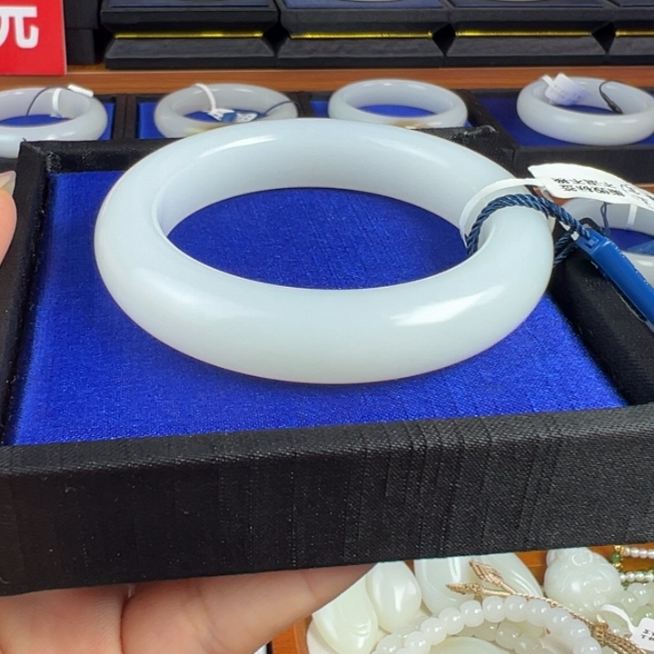 和田玉未镶嵌手镯