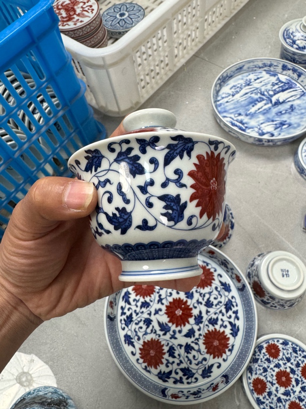 景德镇釉里红缠枝莲元宝两才盖碗