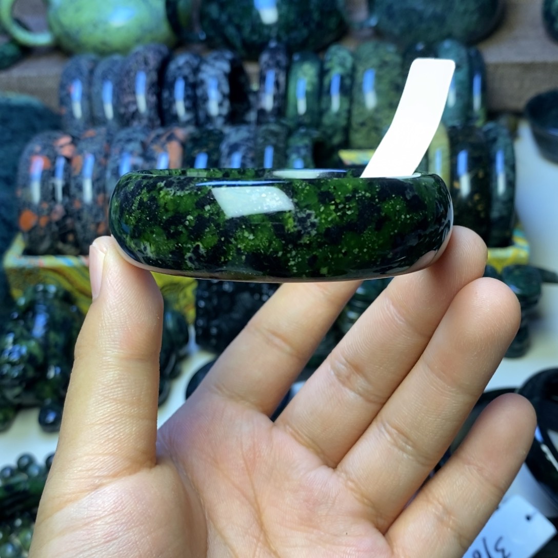 從***_蛇纹石玉未镶嵌颈饰