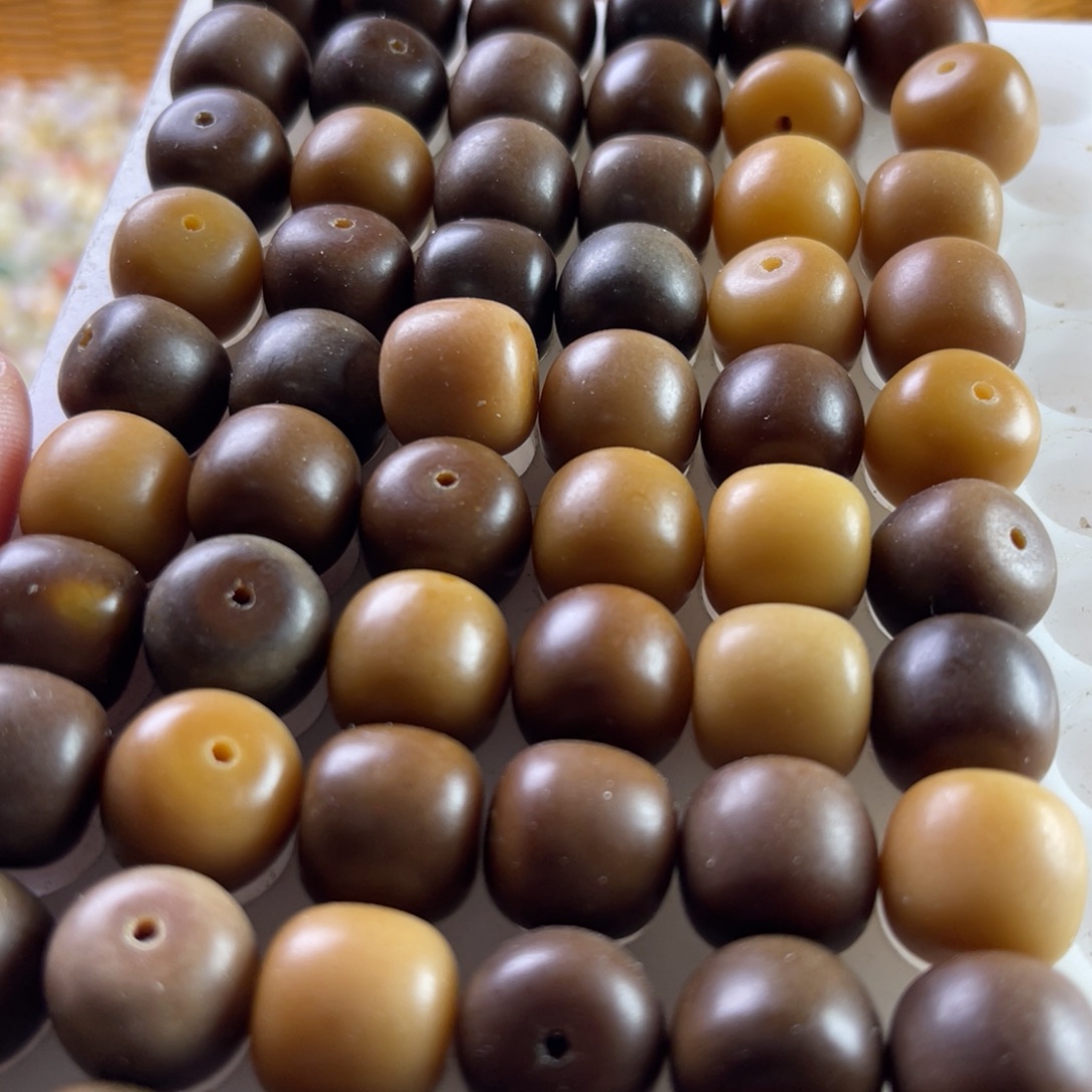 吊坠白玉菩提瑕疵13.8深咖桶珠60颗