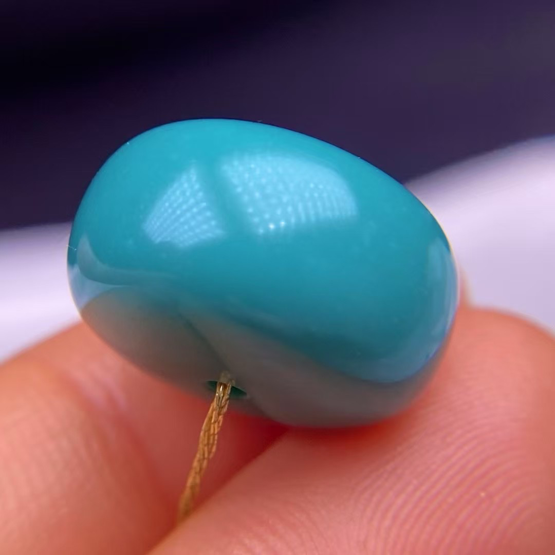 【绿松石墩子】 料质细润，尺寸17x10.4mm，重5克（114）