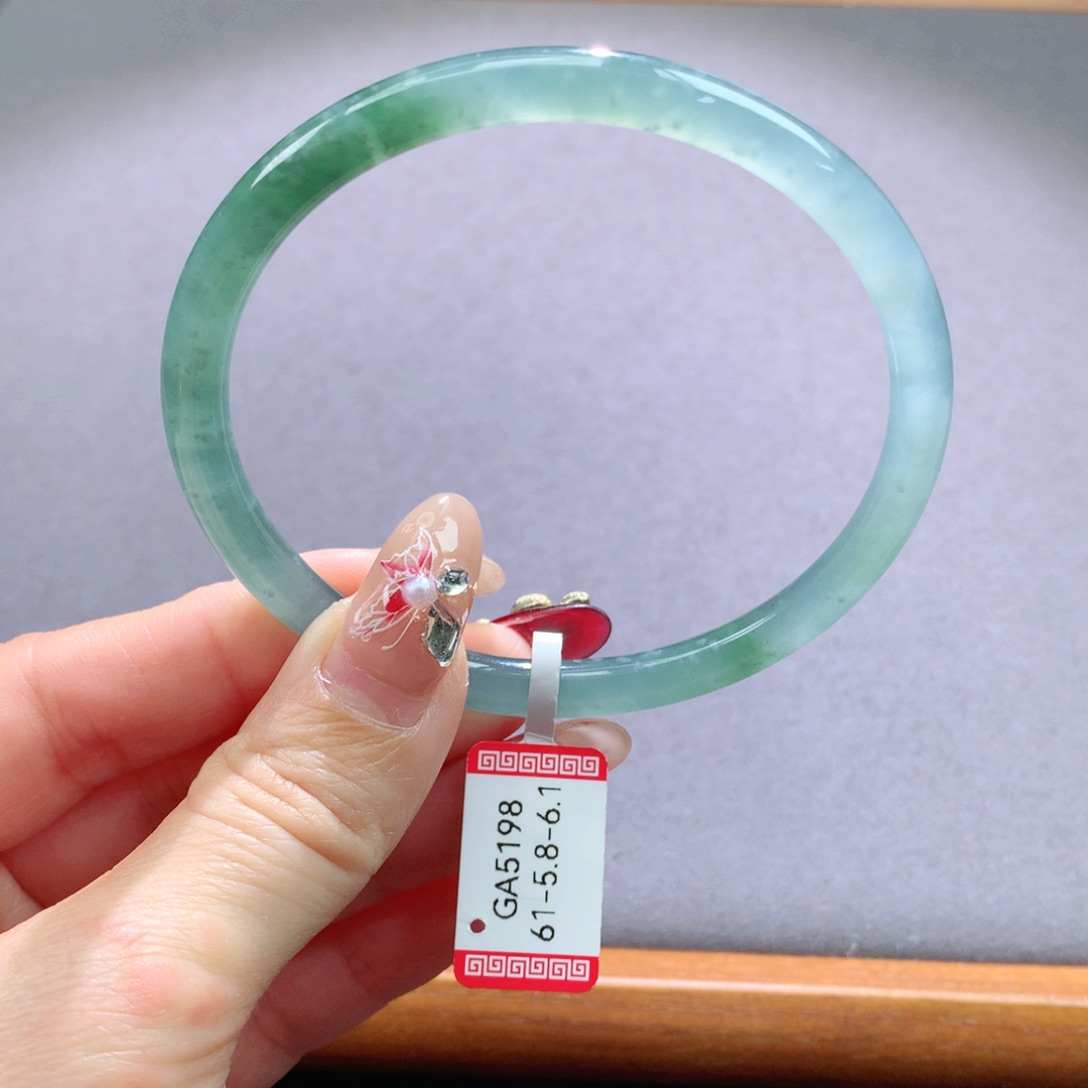 翡翠手镯未镶嵌天然翡翠手镯