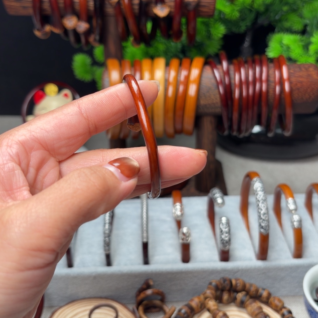 小***姐木质非金属鸡血藤手镯