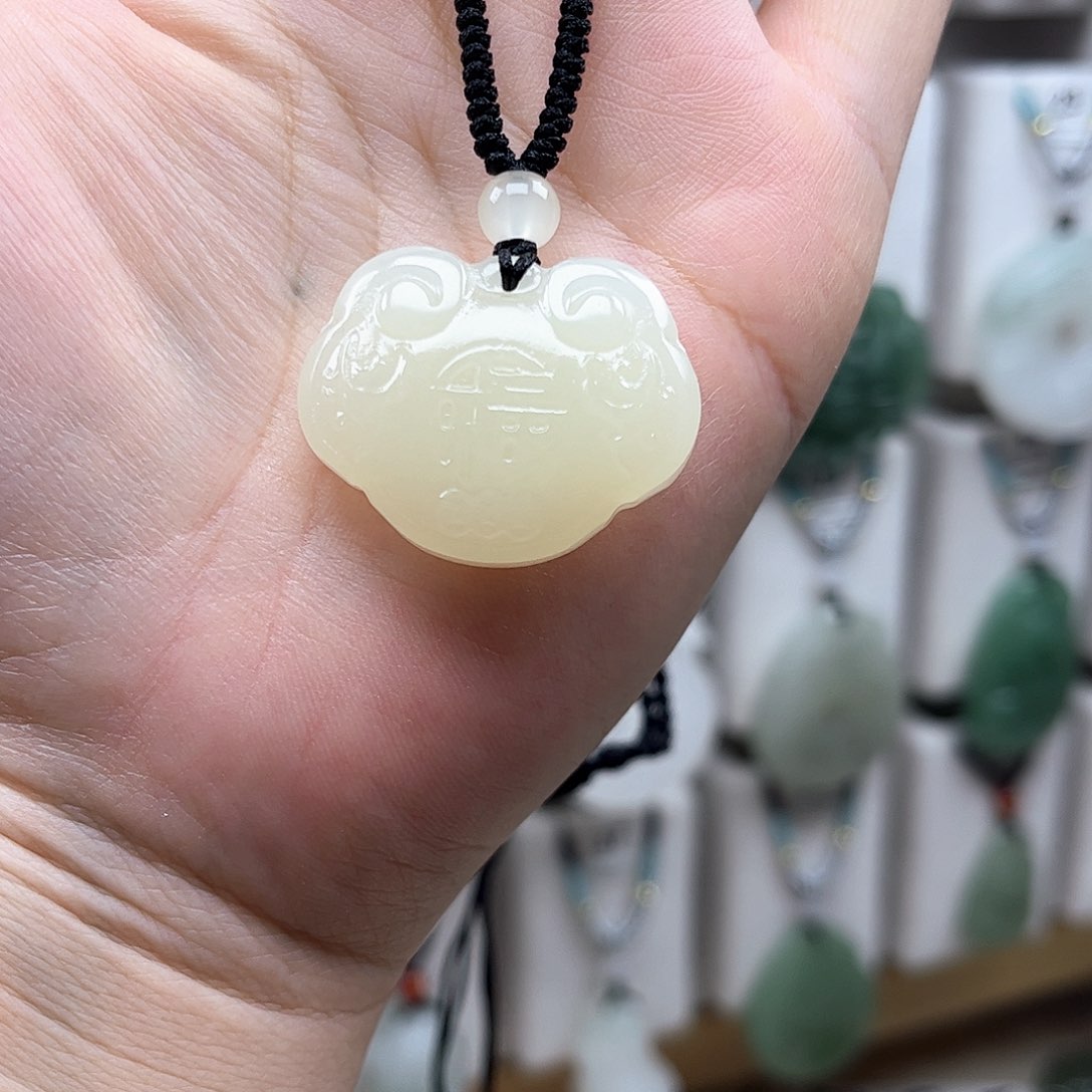 颈饰未镶嵌石英质玉