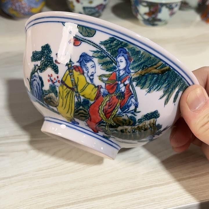 瓷片//////直径15厘米。红。