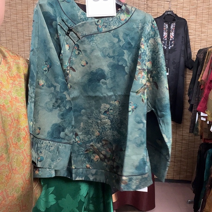 伊***宝花螺缎香云纱短款4XL