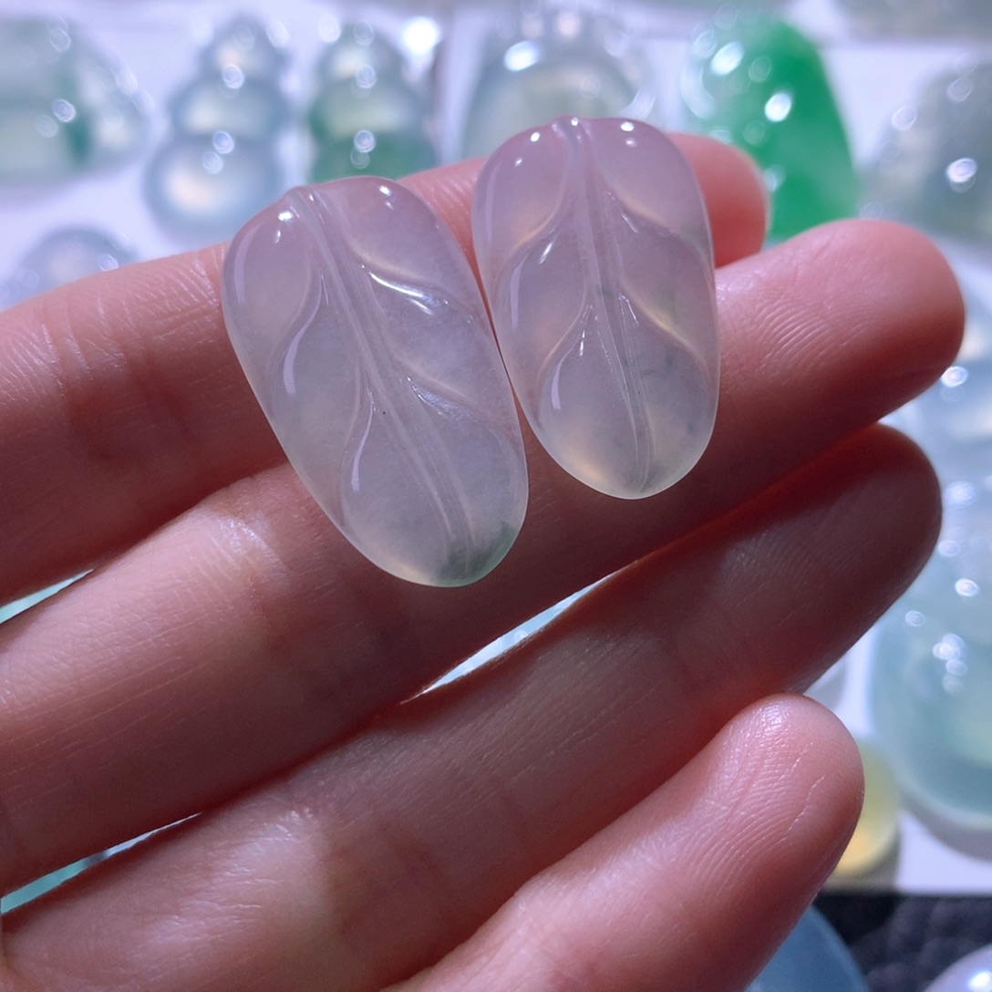 翡翠未镶嵌颈饰一对