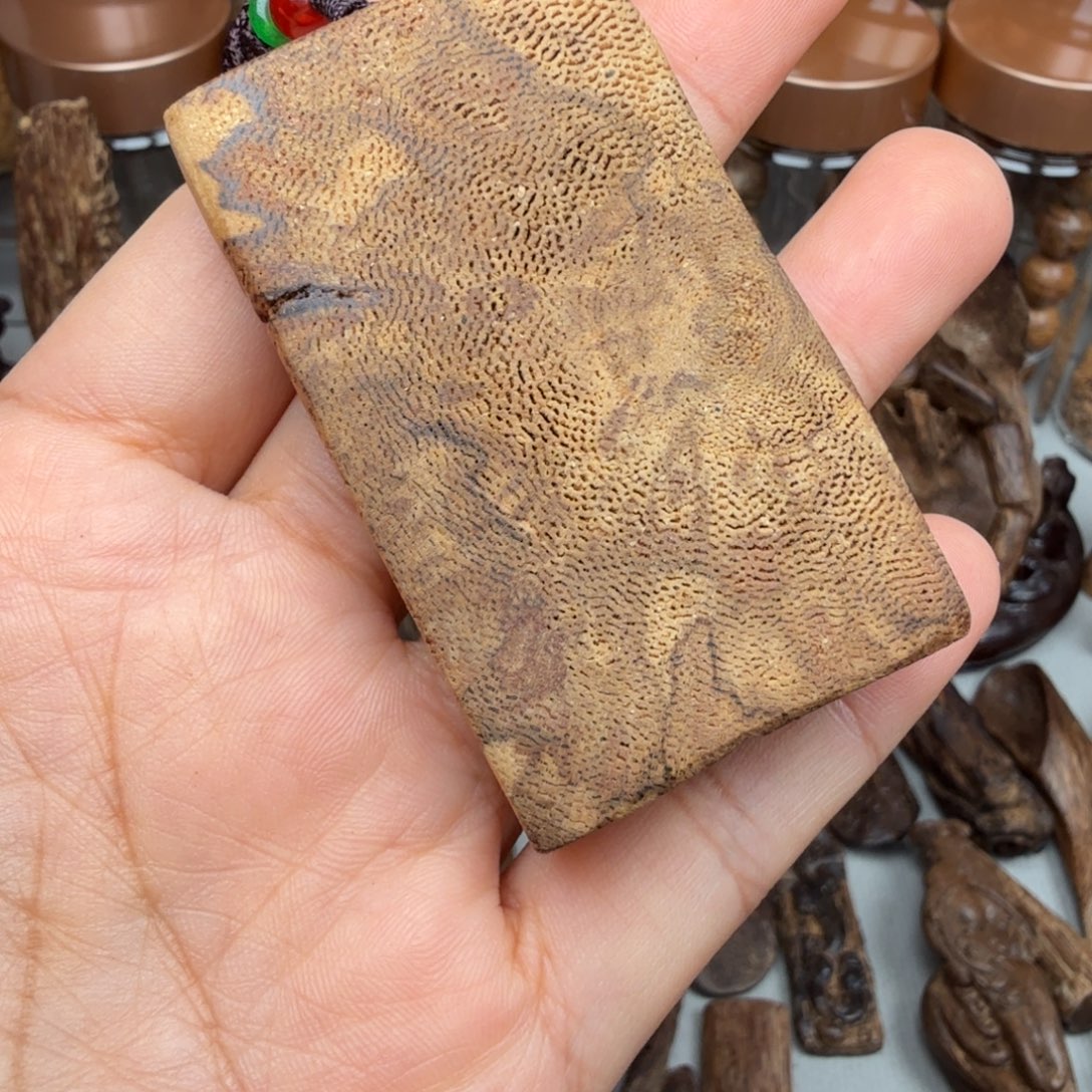 白***白沉香沉香碎屑马尼涝无事牌 11 克