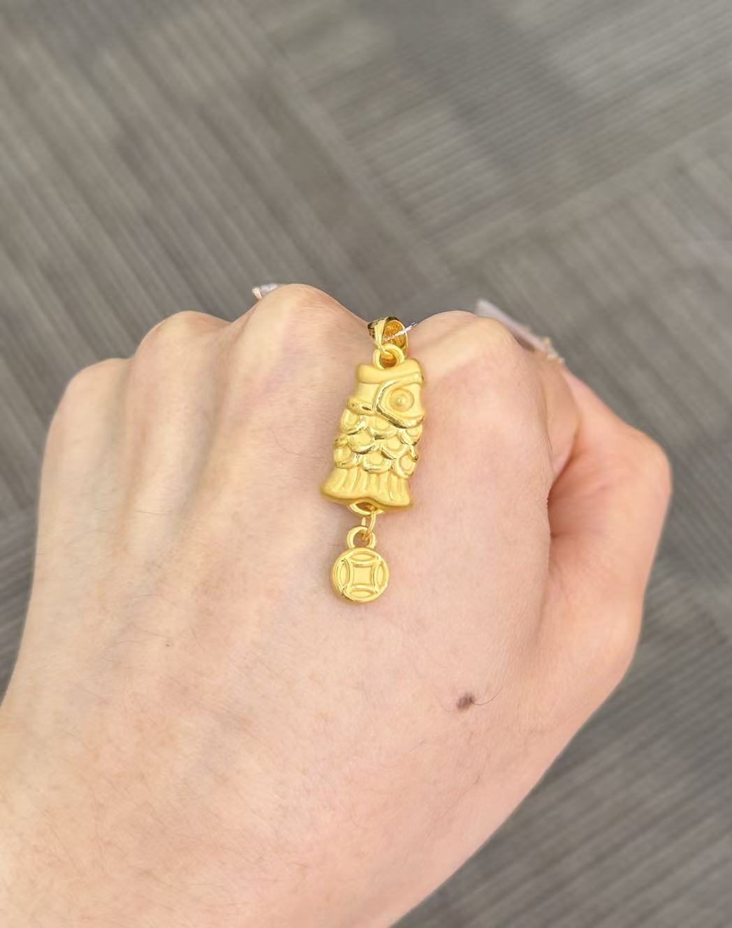  足金999 提溜锦鲤鱼吊坠