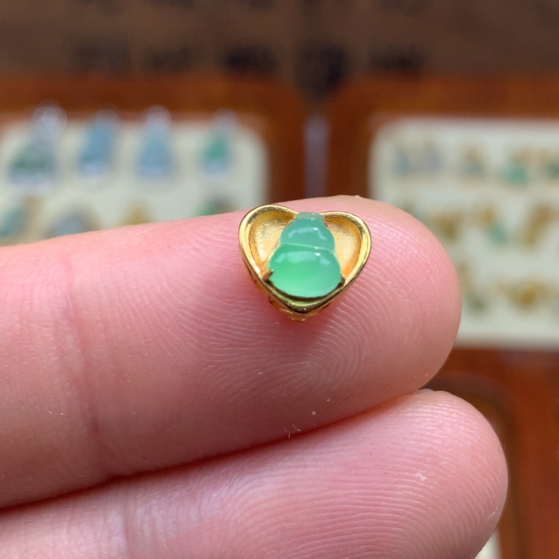 翡翠18K金镶嵌颈饰爱心葫芦