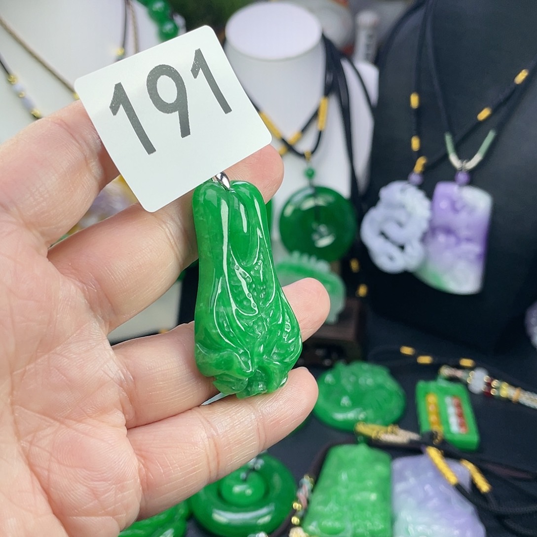 翡翠未镶嵌吊坠(赠链)