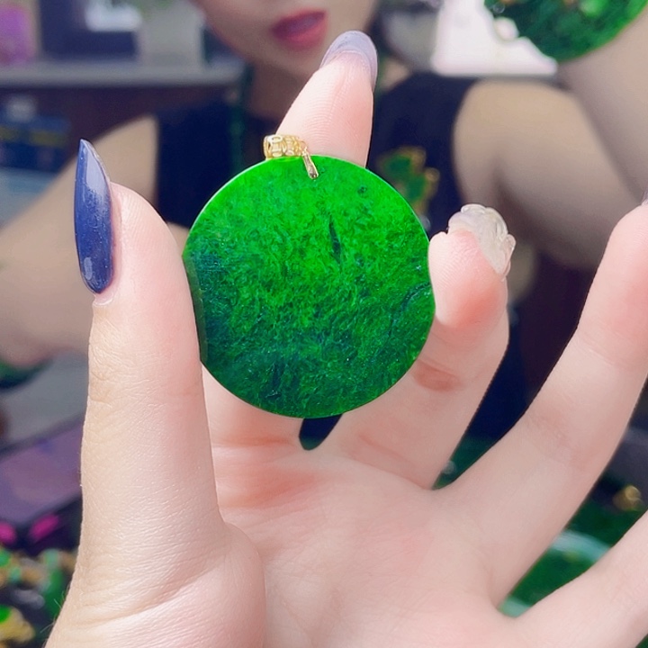 颈饰18K金镶嵌翡翠多样性