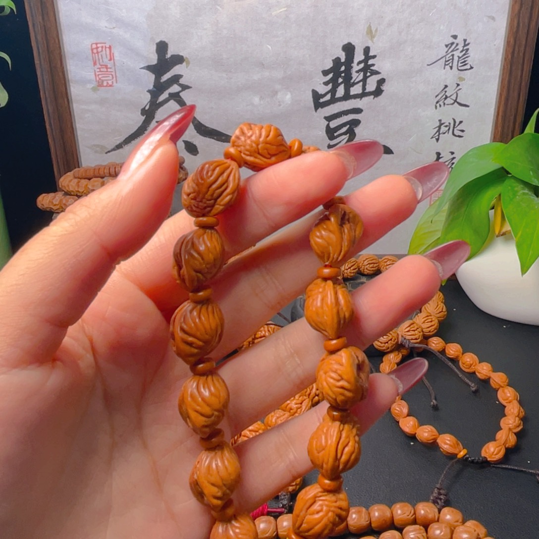 三****秦岭龙纹桃核手串