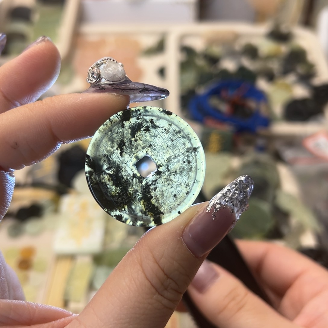 蛇纹石玉颈饰合金