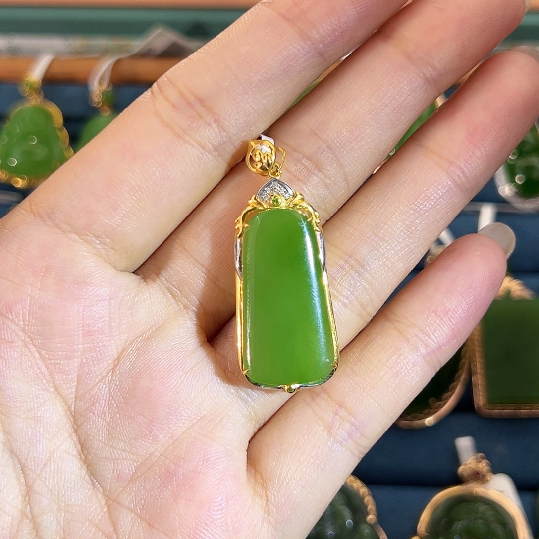 和田玉（碧玉）18K金镶嵌吊坠(不含链)冰阳绿平安牌25mm 