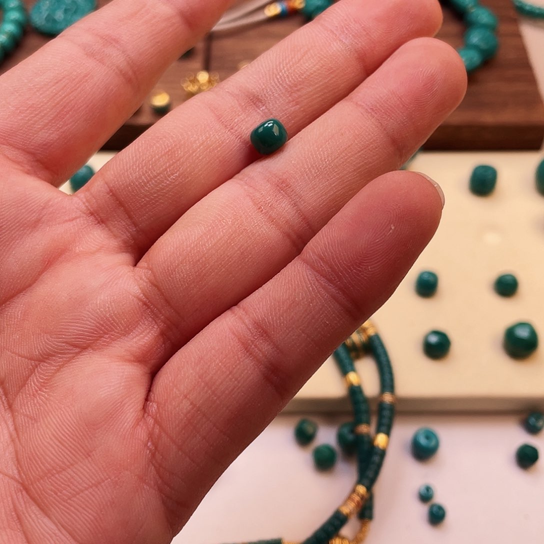 绿松石颈饰未镶嵌