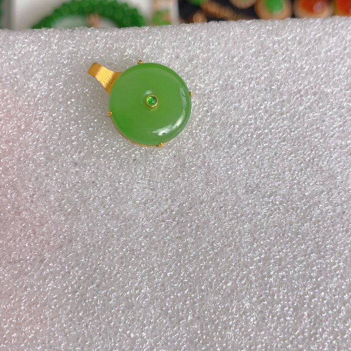 和田玉（碧玉）苹果绿吊坠18K金镶嵌