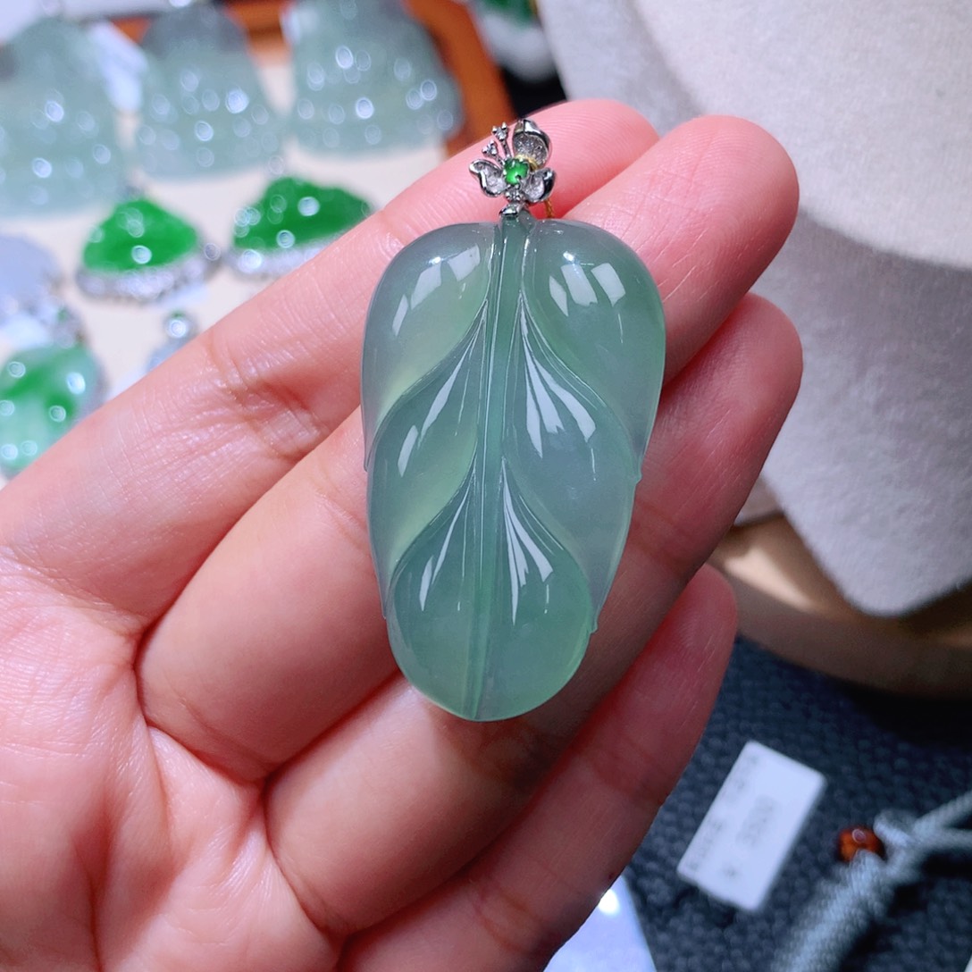 颈饰18K金镶嵌翡翠叶子