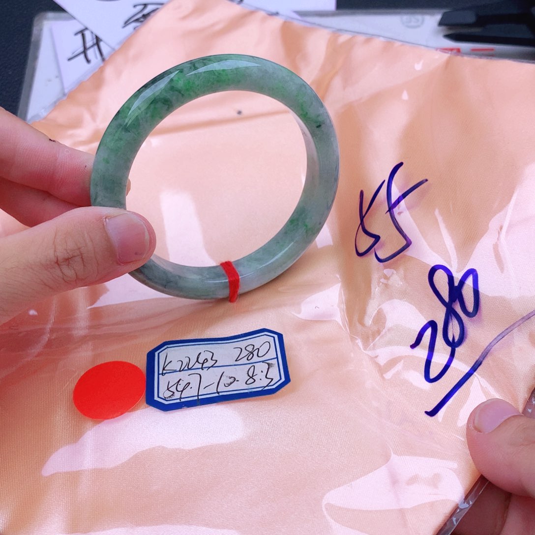翡翠手镯未镶嵌翡翠