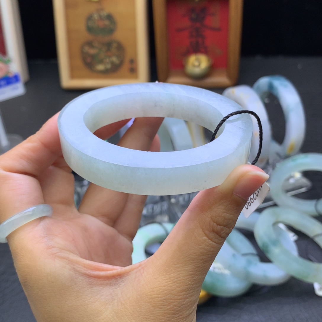 定制翡翠未镶嵌翡翠手镯