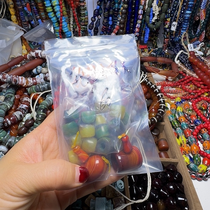 琉璃非金属颈饰一件