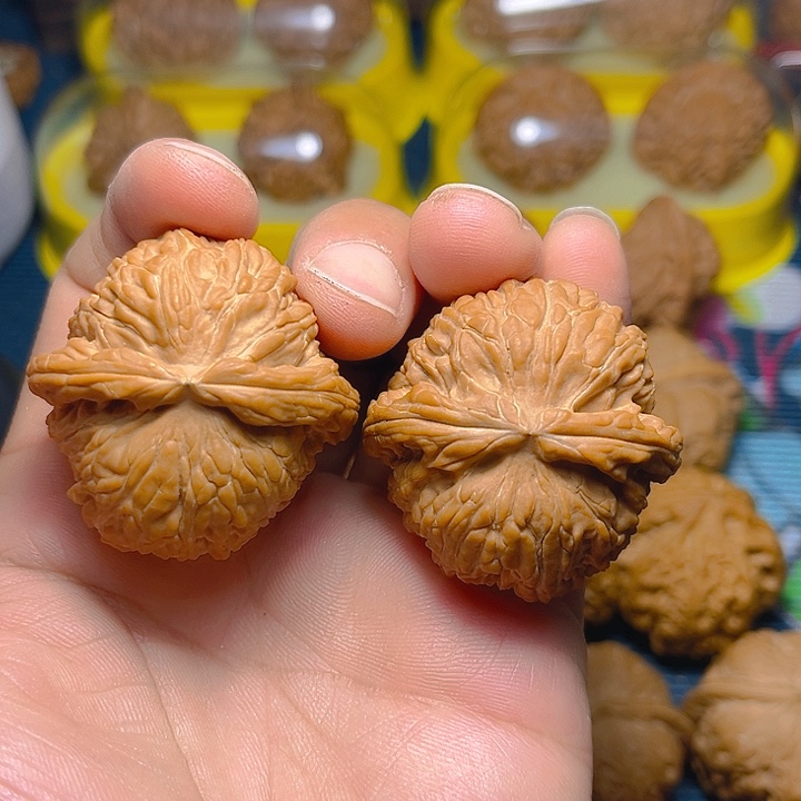 文玩核桃吊坠白狮子