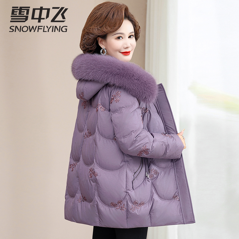 雪中飞妈妈羽绒服2025冬季狐狸毛领中年绣花加厚洋气中老年外套女