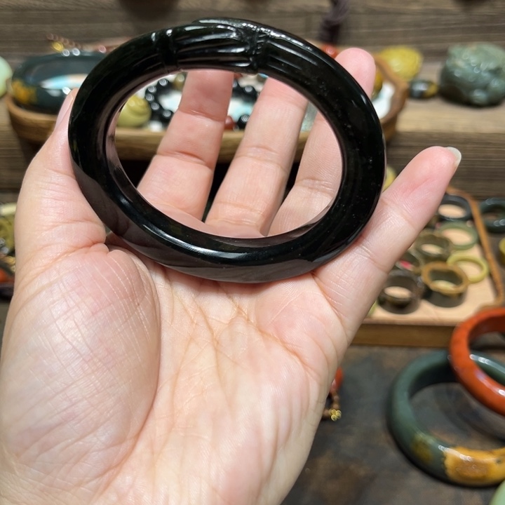 鹿***晗和田玉未镶嵌手镯