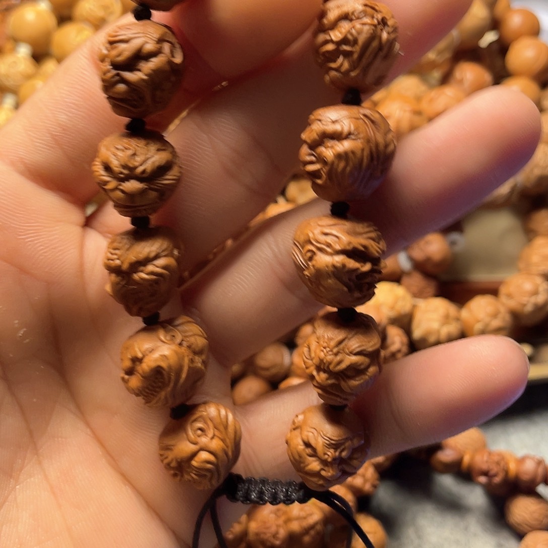 龙纹桃核雕刻十二生肖恶僧 