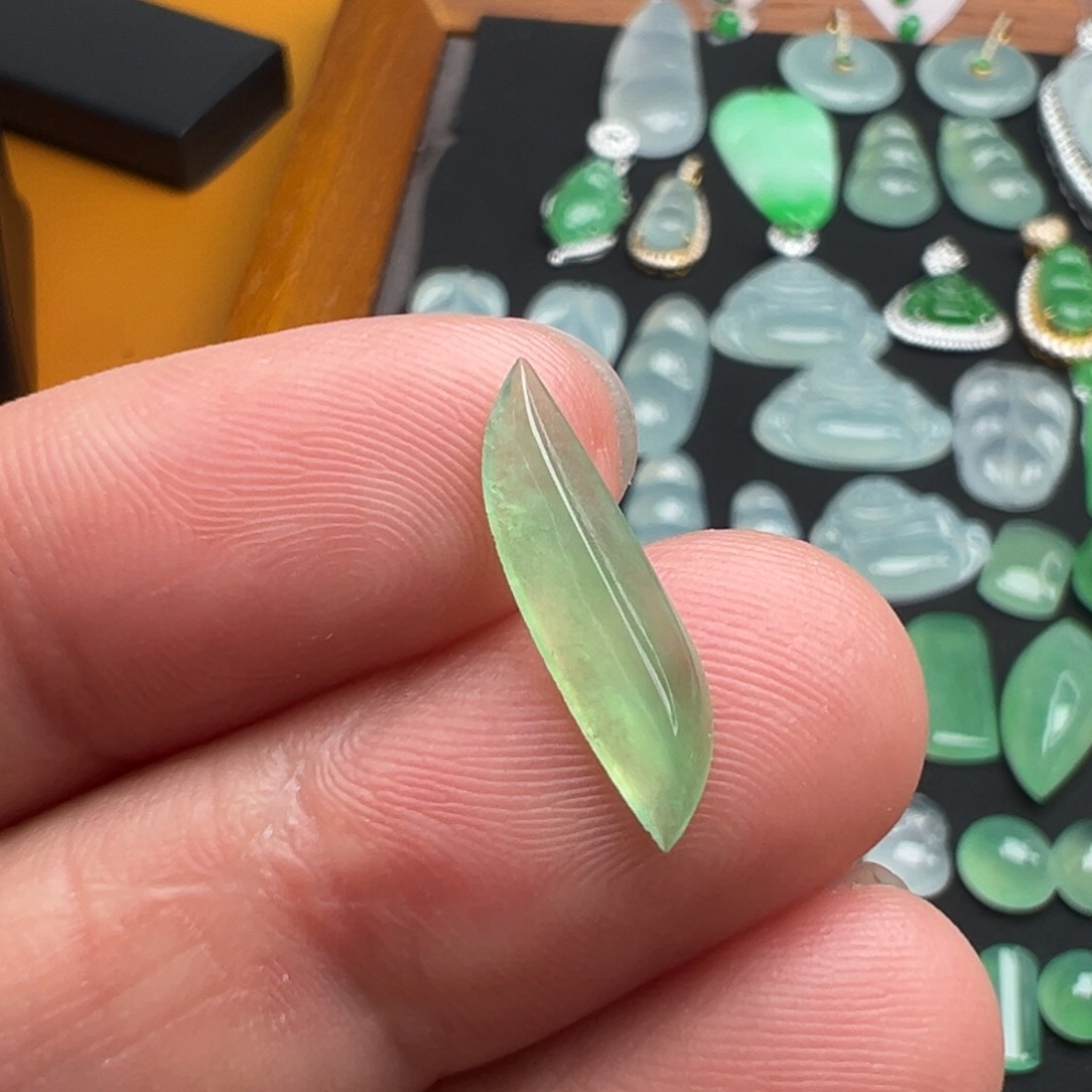 翡翠颈饰未镶嵌随形18.3