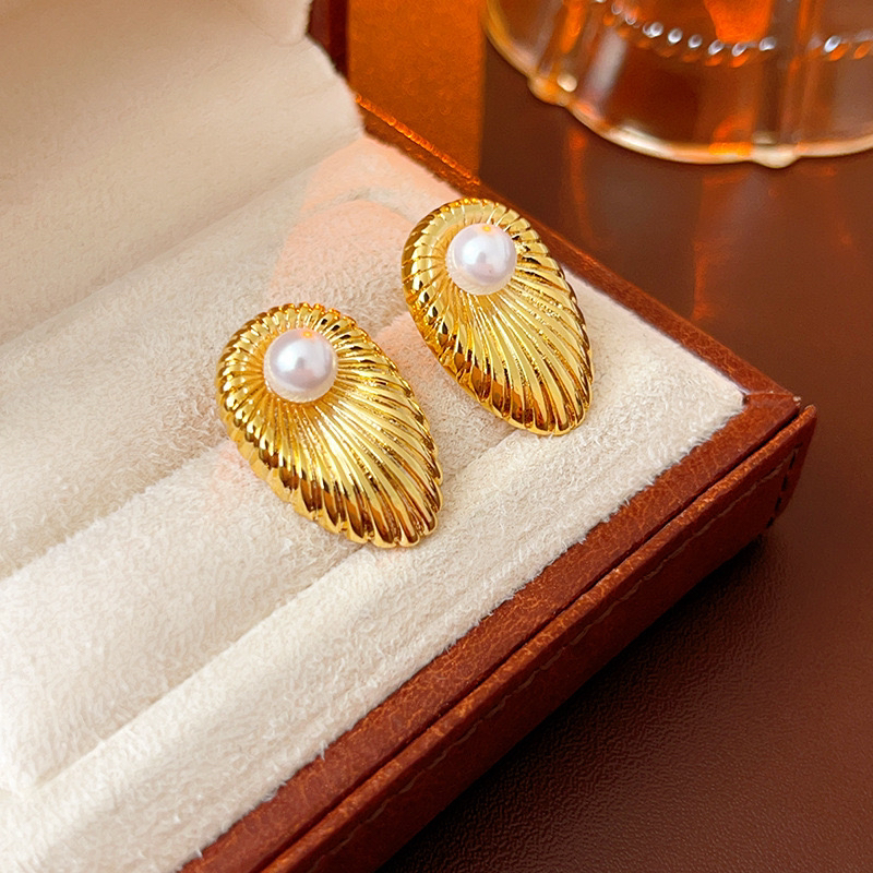 铜合金亚克力耳饰 法式复古宫廷风仿真珍珠钛钢耳钉18K镀金气质