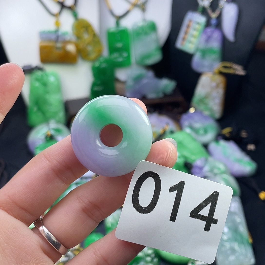 翡翠未镶嵌吊坠(赠链)