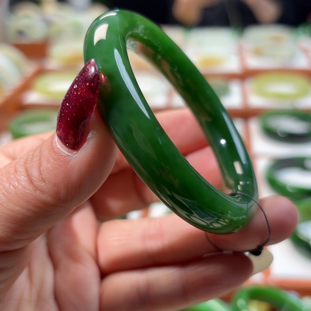 和田玉手镯未镶嵌张**?