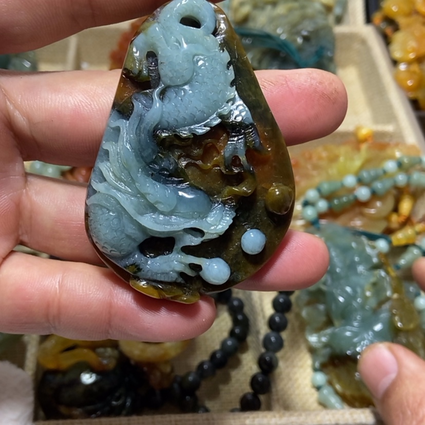【闪购商品】蛇纹石玉颈饰未镶嵌兵*哥