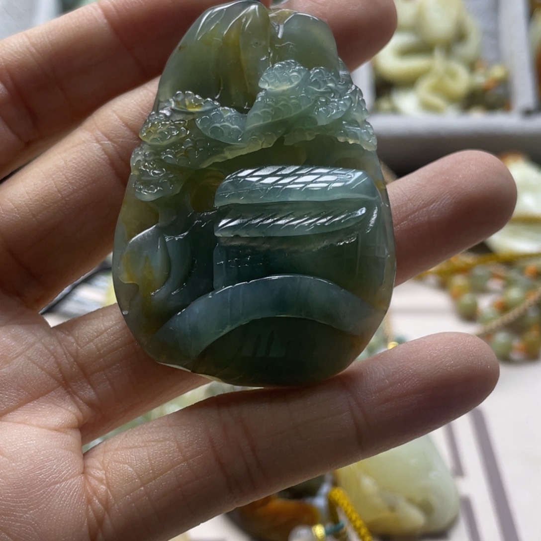 蛇纹石玉颈饰未镶嵌