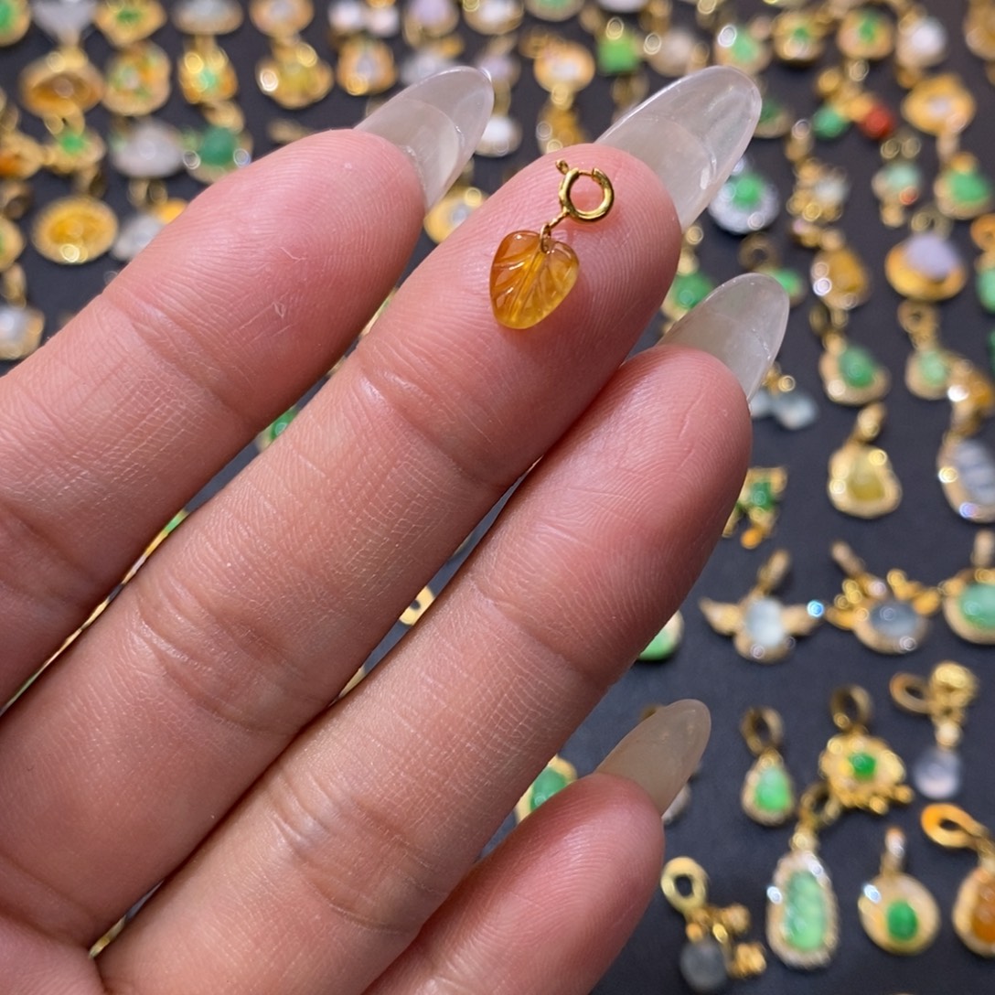小***梨翡翠18K金镶嵌颈饰翡翠
