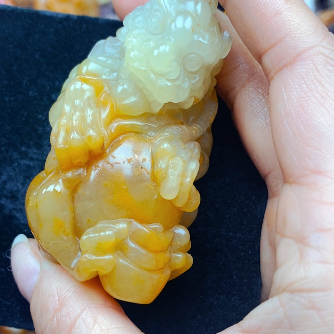 未镶嵌石英质玉（黄龙玉）颈饰