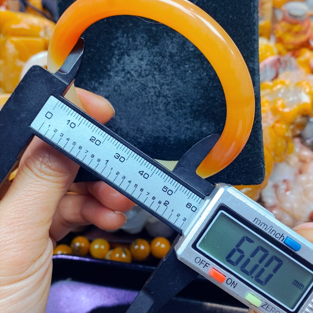 未镶嵌石英质玉（黄龙玉）颈饰