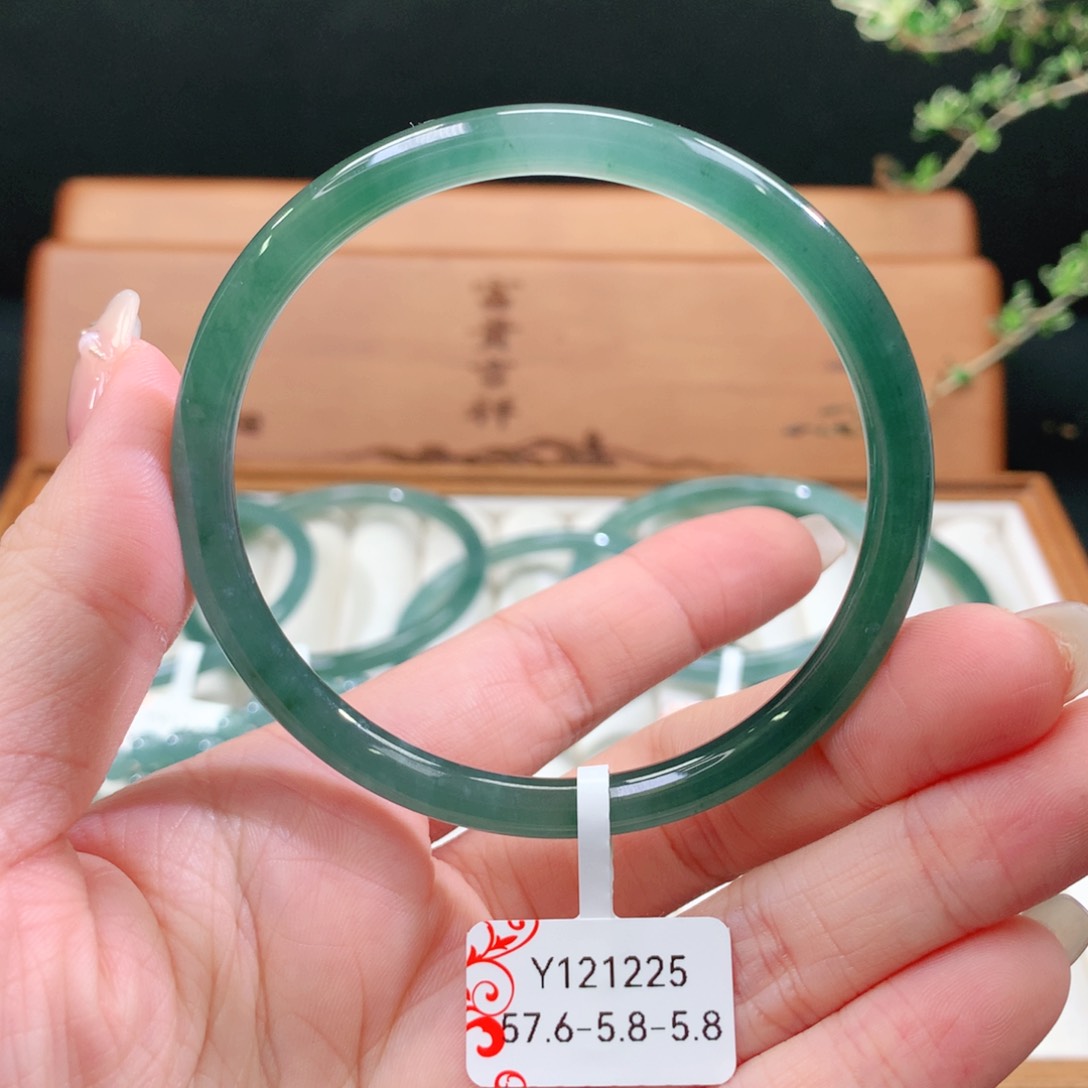 翡翠手镯未镶嵌天然