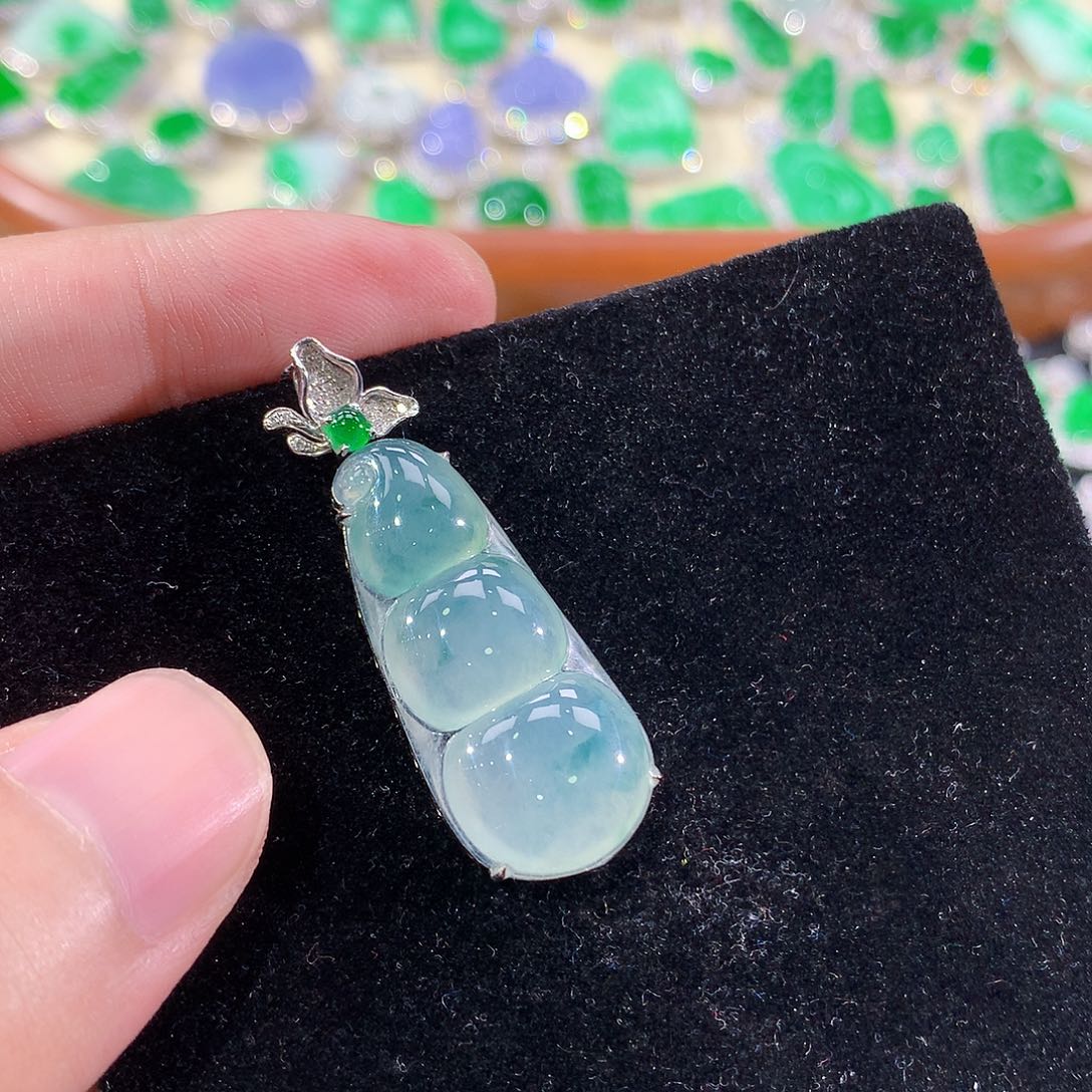 翡翠18K金镶嵌颈饰