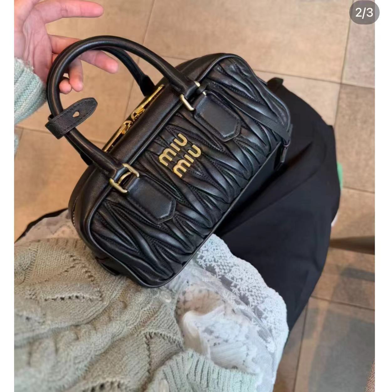 99新 MIU MIU/缪缪 展会外场！黑金褶皱mini保龄球包