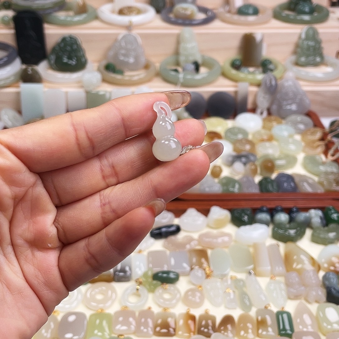 ঞ****和田玉未镶嵌手绳