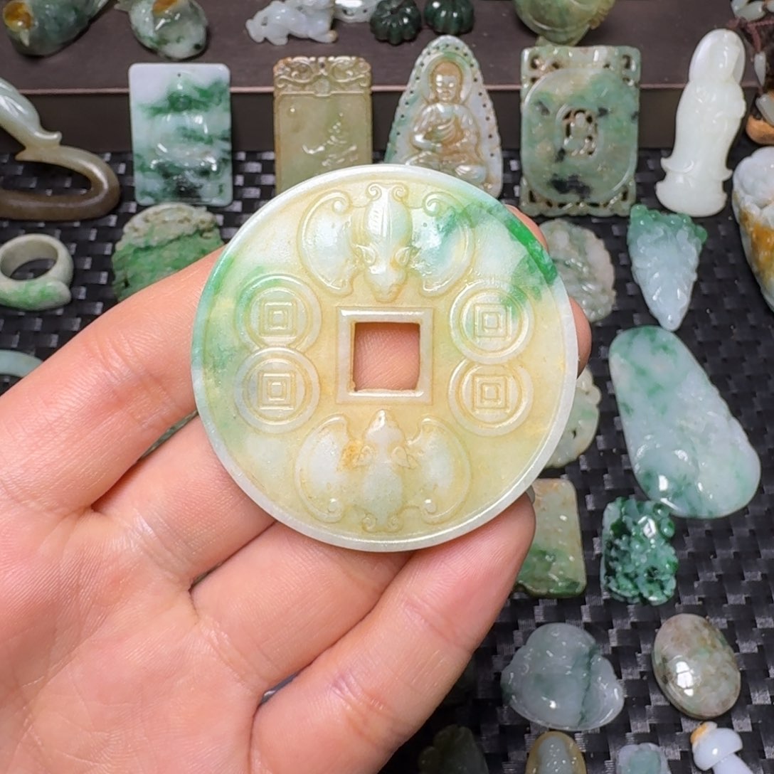 翡翠颈饰未镶嵌小**狗翡翠颈饰未镶嵌..