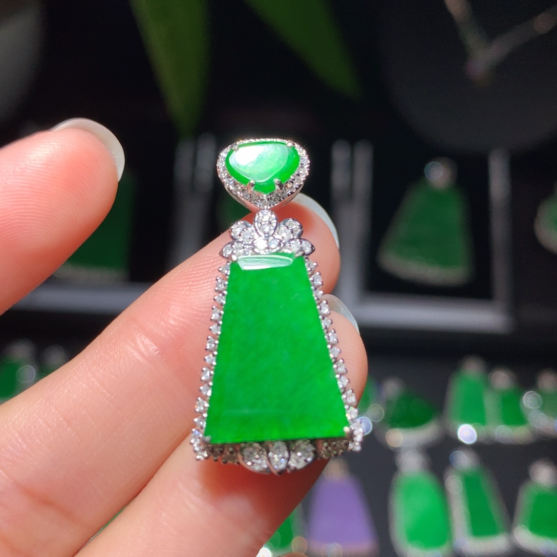 翡翠颈饰18K金镶嵌翡翠