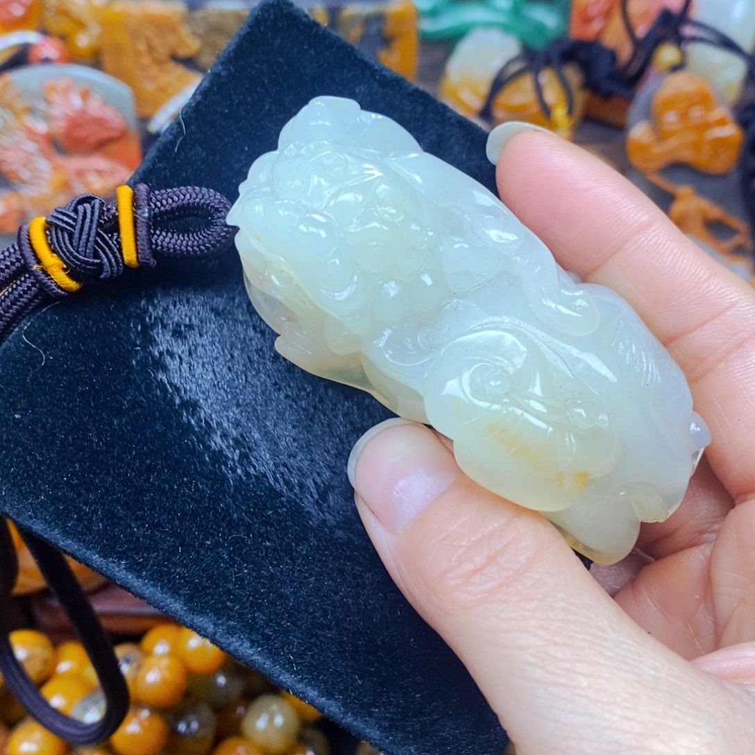 未镶嵌石英质玉（黄龙玉）颈饰