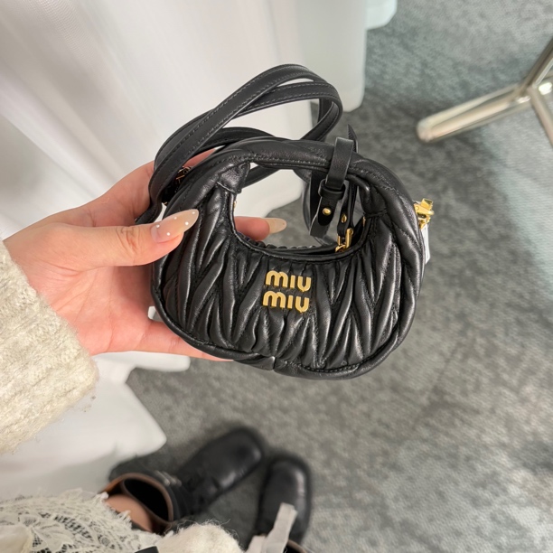 95新 MIU MIU/缪缪 黑金超mini斜挎包dn 