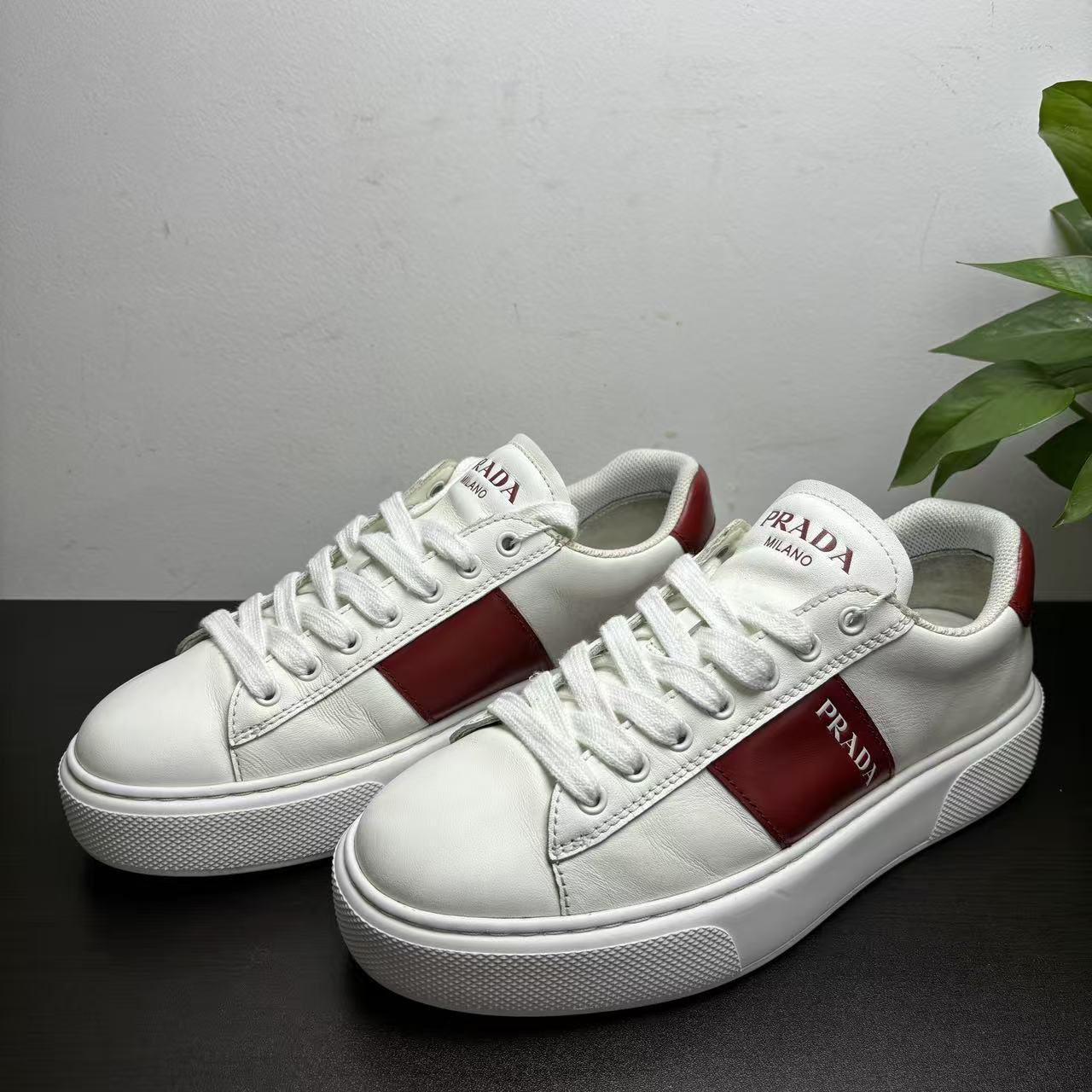 95新 Prada/普拉达 41欧码白红经典厚底普拉达板鞋时尚舒适